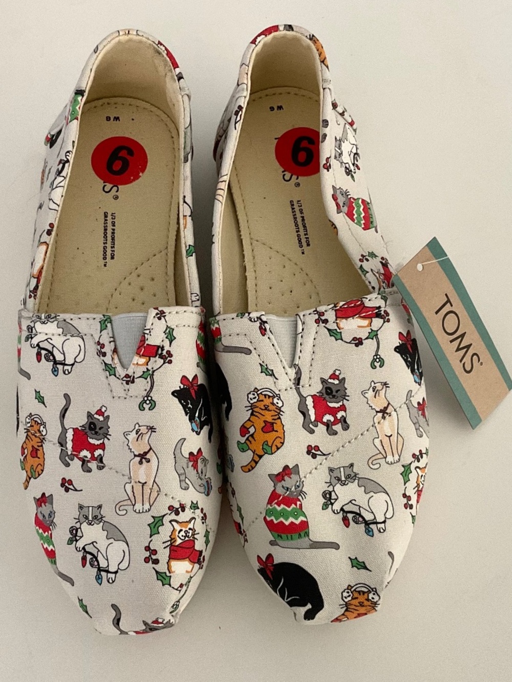 TOMS Belmont Holiday Cats Slip-On Shoes Size 6 NEW
